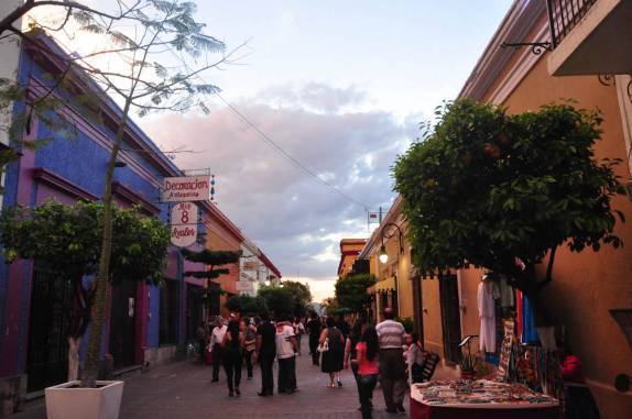Rua das galerias de arte em Tlaquepaque, bairro de Guadalajara, no México